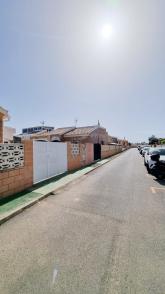 1 level 2 bed 1 bath villa with community pool Torrevieja