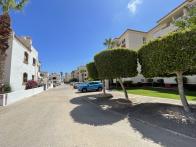 prachtige 2 slaapkamer 2 badkamer begane grond apartement in gesloten urbanisatie met parking en zwembad in Playa flamenca