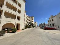 prachtige 2 slaapkamer 2 badkamer begane grond apartement in gesloten urbanisatie met parking en zwembad in Playa flamenca