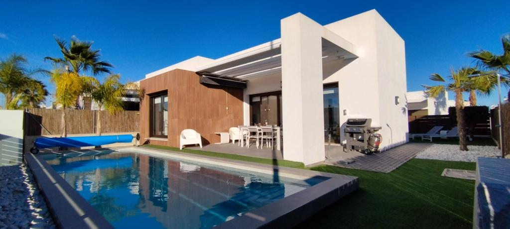 1 llevel 3 bed 2 bath villa with private pool in Vista bella near the golf course 