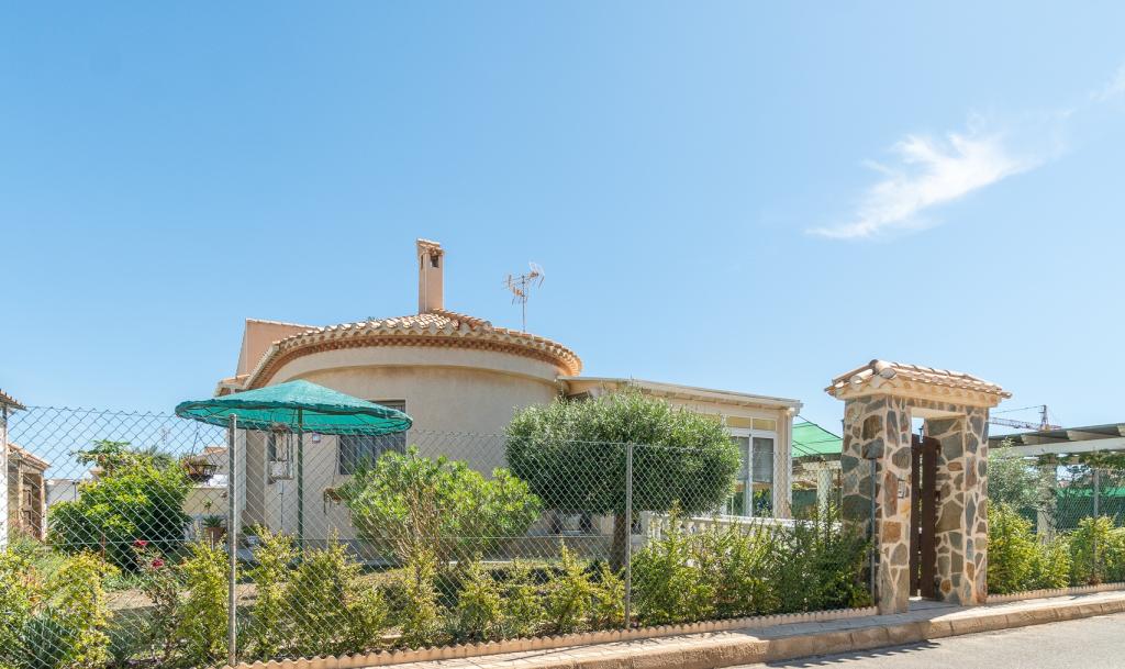 southfacing 3 bed 3 bath villa with garage in Playa Flamenca