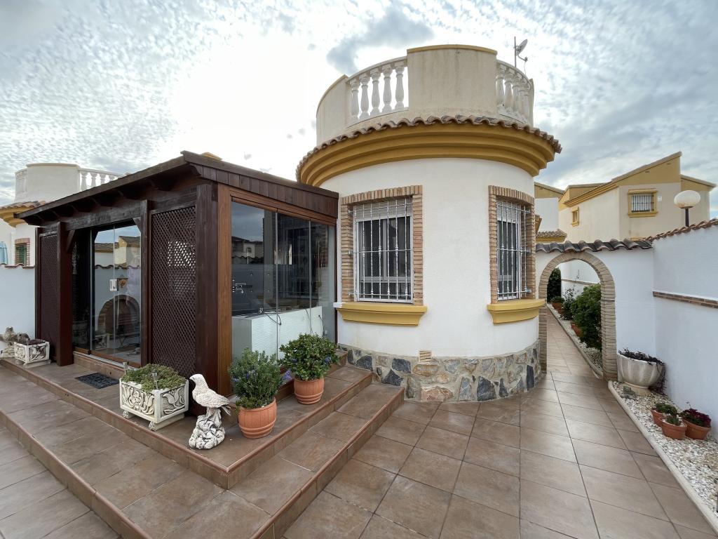 Fabulous east facing 1 level  2 bedroomdetached villa with conservatory in el Raso.